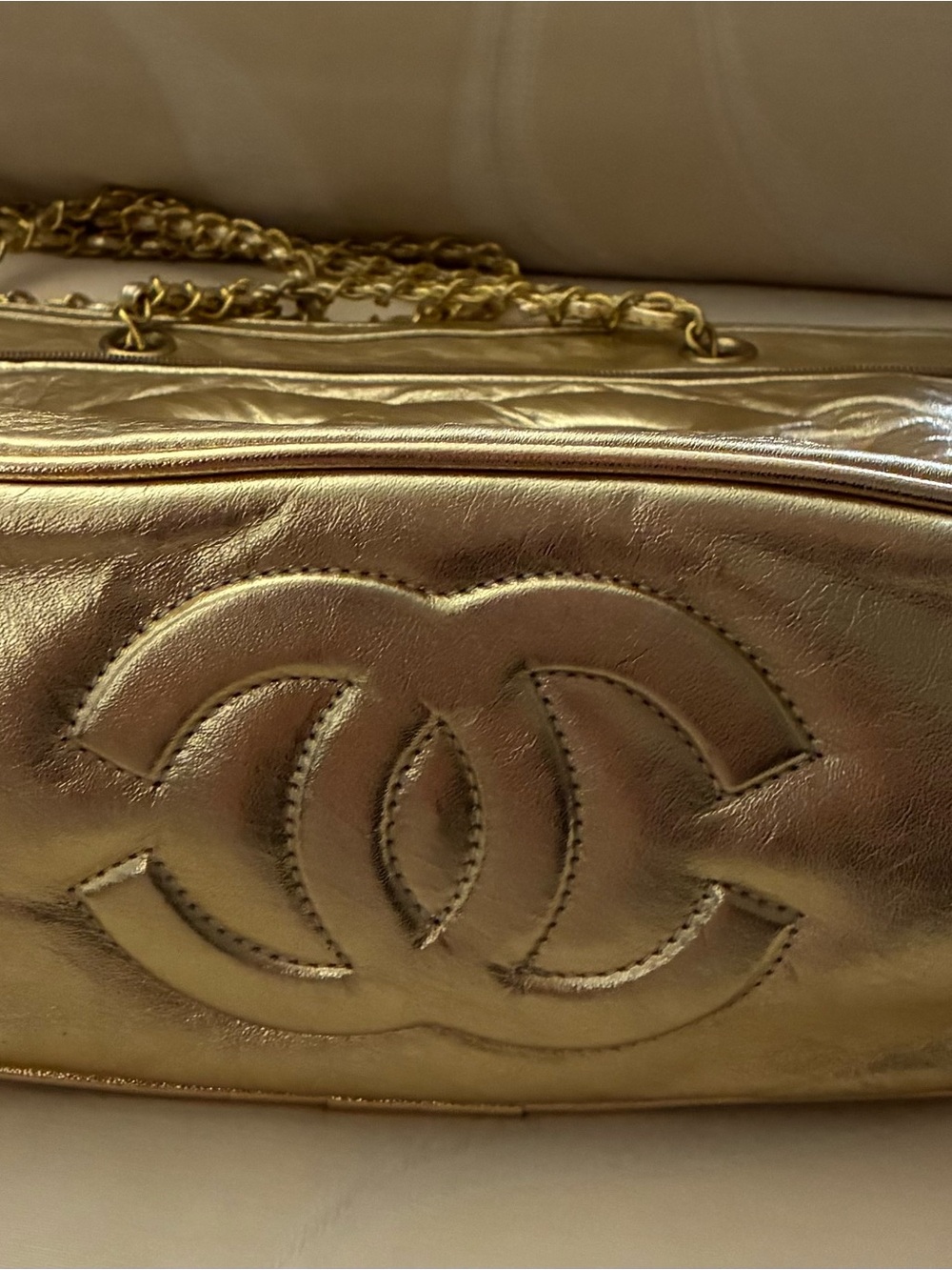 Vintage FAUX CC Metallic Gold Shoulder Bag with Gold Chain - Picture 6 of 7